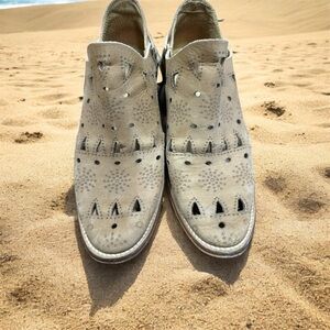 Musse and Cloud AnthropologyBeige Perforated booties